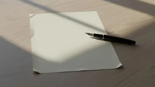 Stilles Motiv mit Unterlagen und warmem Licht als Symbol für die Organisation im Trauerfall.