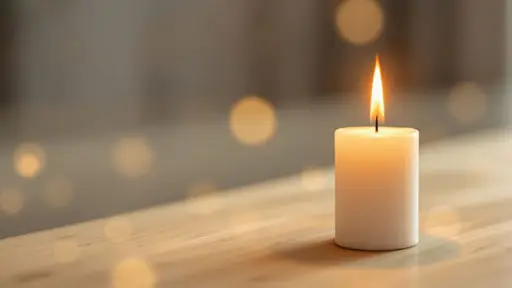 Ruhige Kerzenszene mit warmem Licht als Motiv für die Gestaltung von Trauerfeiern.